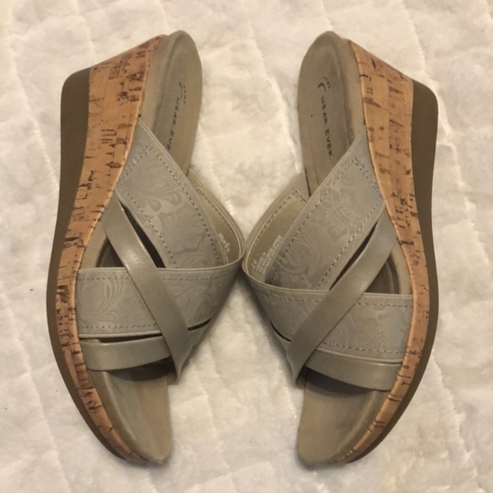 Wear Ever by Bare Traps “Goldy” Wedge Sandals Q5 - Picture 3 of 8
